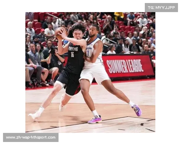 杨瀚森迎战霍福德展现突破进步 被压制中显实力提升