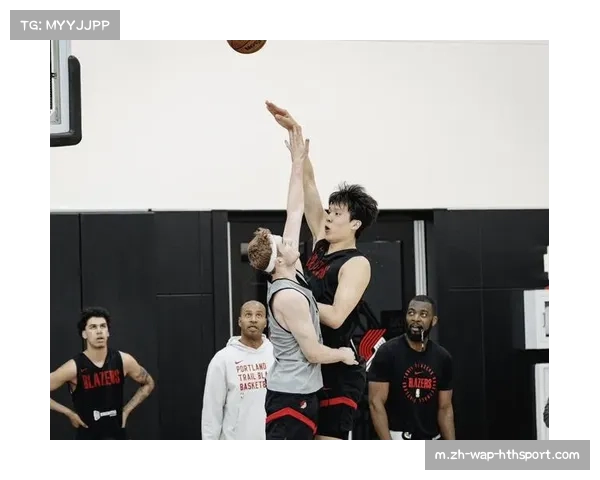 杨瀚森赠送球鞋获球迷热捧 温情互动感动现场 杨瀚森赠送球鞋获球迷热捧 温情互动感动现场