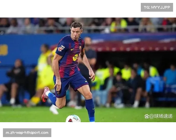 老将莱万多夫斯基在巴萨战术体系中的角色演变 锋线核心转型